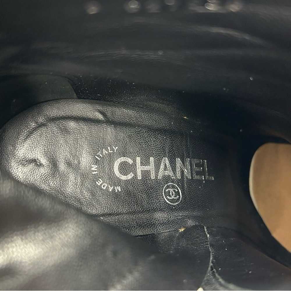 CHANEL INTERLOCKING CC GLITTER SUEDE CAP TOE ANKL… - image 7