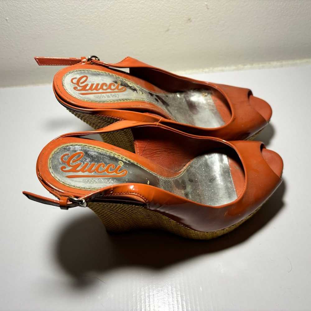 Vintage Gucci coral patent leather wedges - image 7