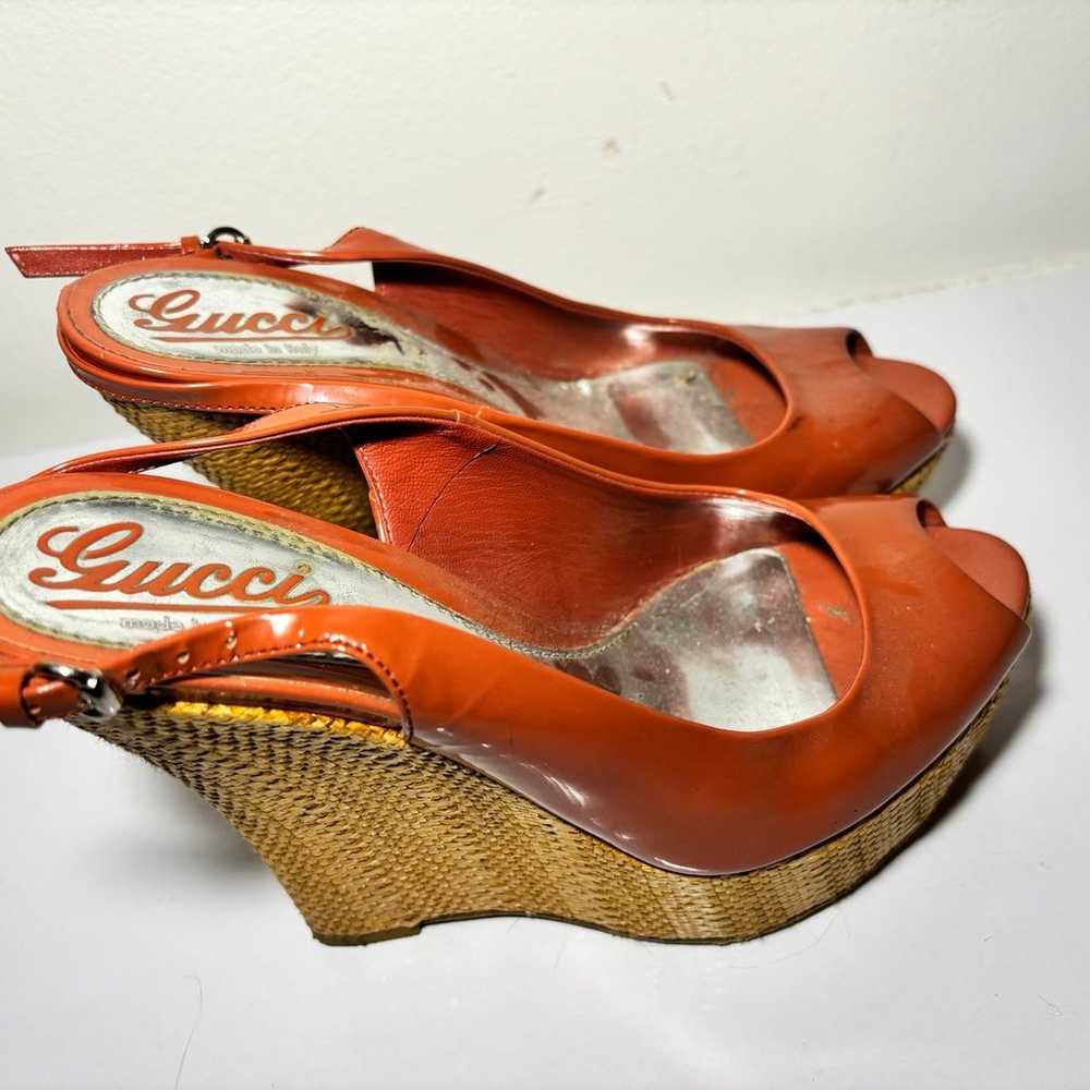 Vintage Gucci coral patent leather wedges - image 9