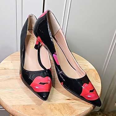 YDN Black Pumps Pointed Toe Lip Print Size 8