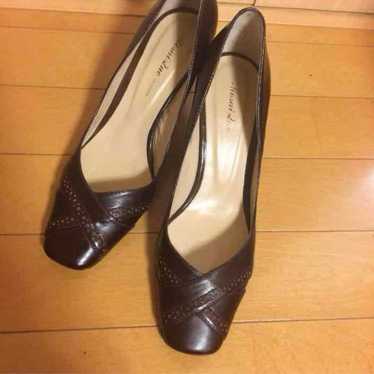 Dark brown cross-strap pumps. - image 1