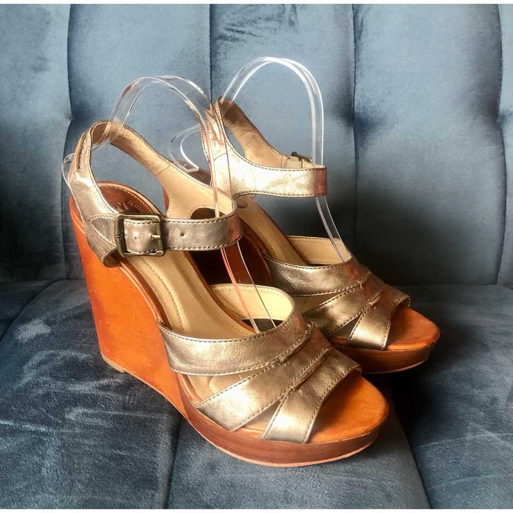 Frye Alexa Gold Metallic Strappy Leather Wedge Sa… - image 1