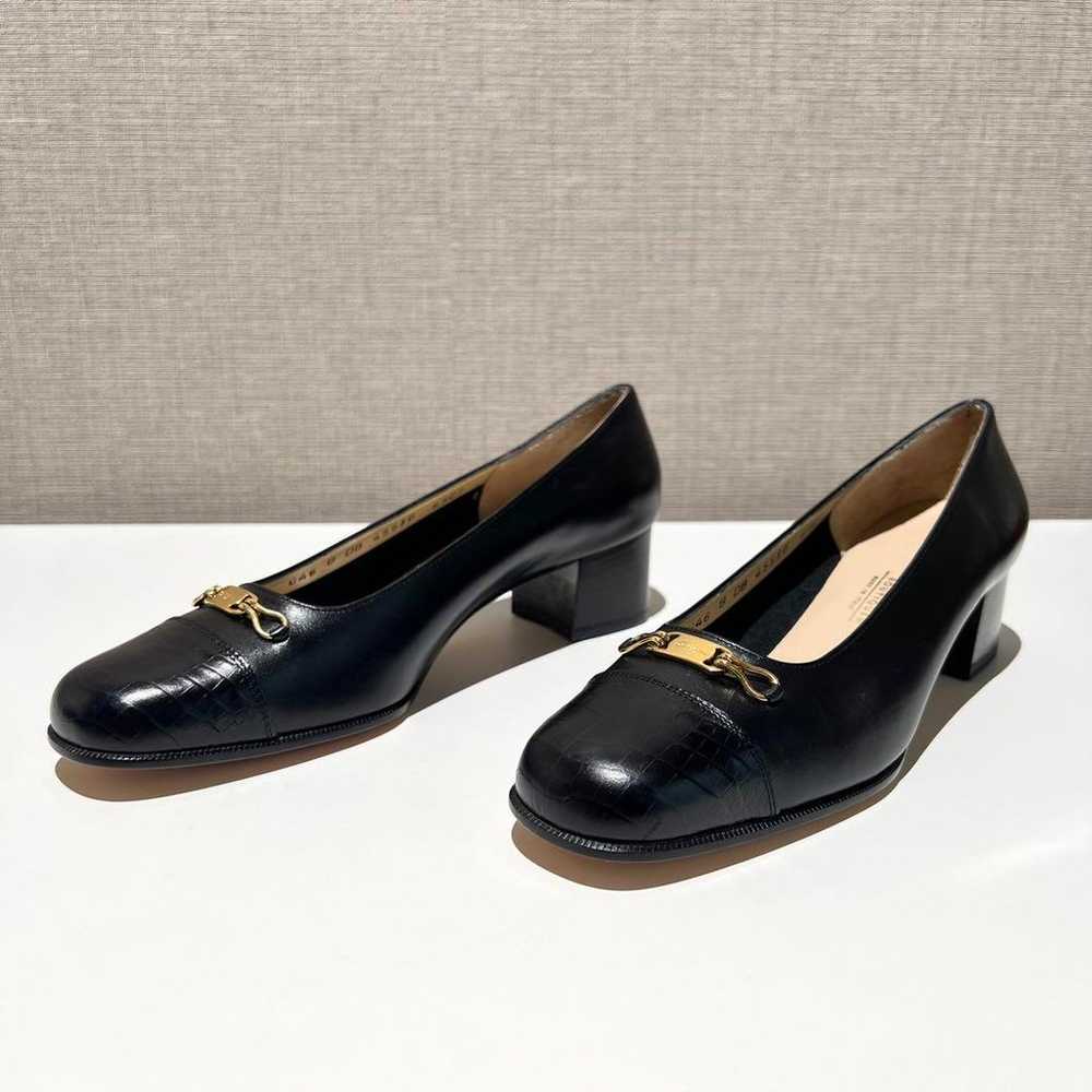 Salvatore Ferragamo Varina Gancini black pumps in… - image 2