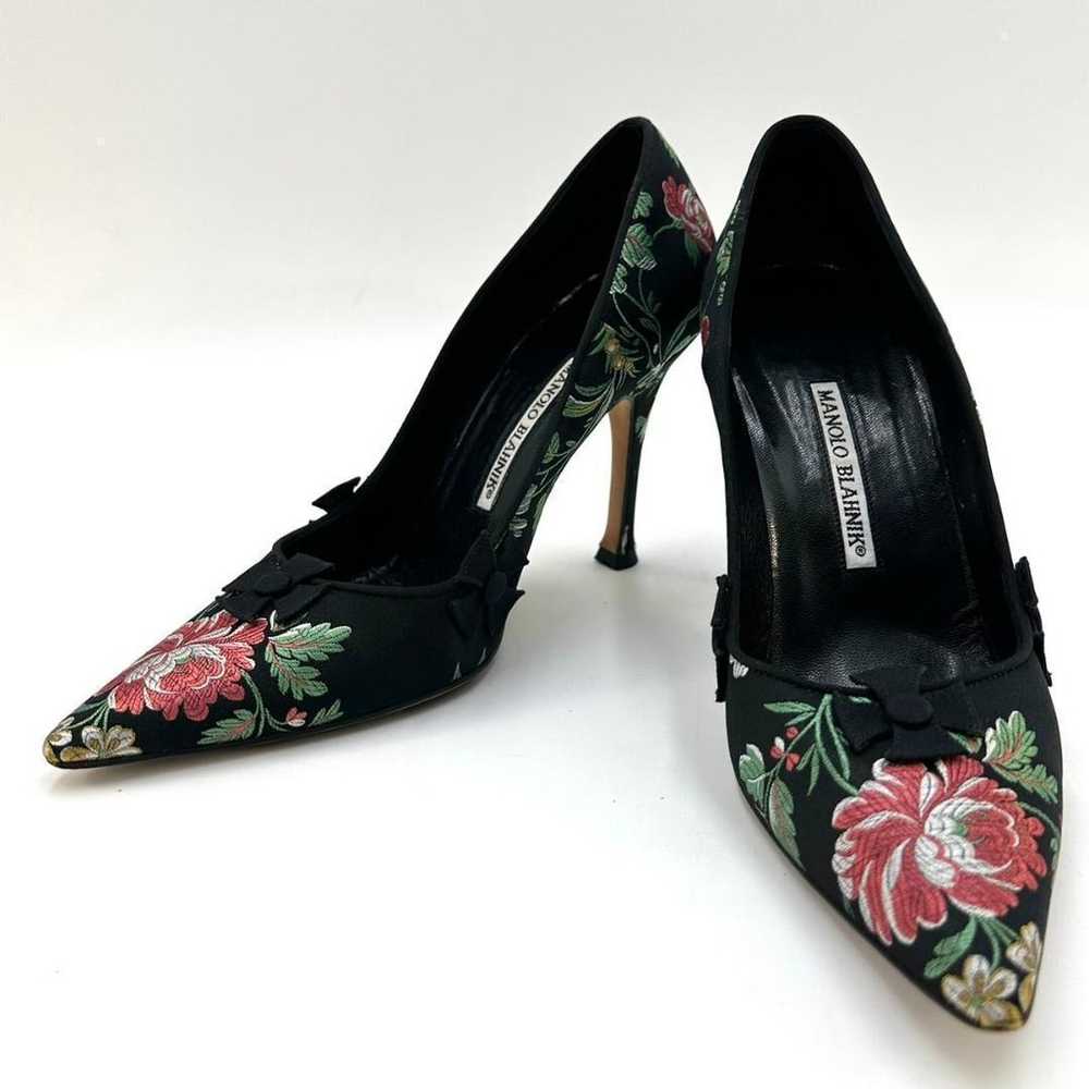 MANOLO BLAHNIK Satin Black Floral Embroidered Pum… - image 2