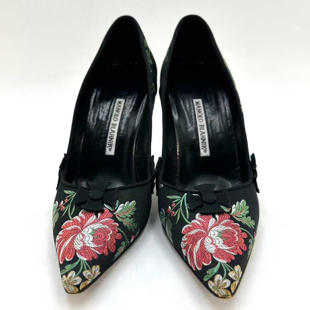 MANOLO BLAHNIK Satin Black Floral Embroidered Pum… - image 3