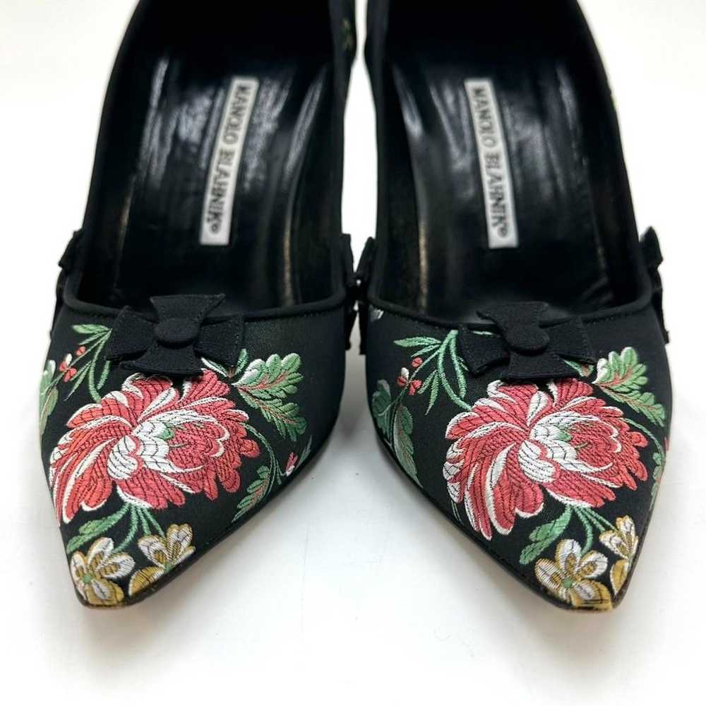 MANOLO BLAHNIK Satin Black Floral Embroidered Pum… - image 5