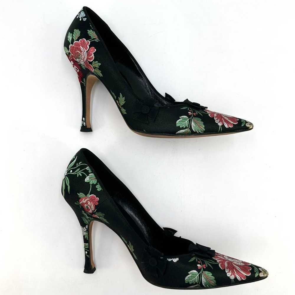 MANOLO BLAHNIK Satin Black Floral Embroidered Pum… - image 7