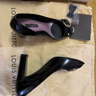 LOUIS VUITTON black leather pumps with heels. - image 1