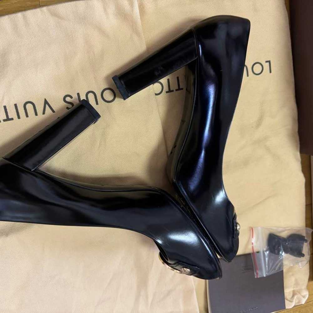 LOUIS VUITTON black leather pumps with heels. - image 2