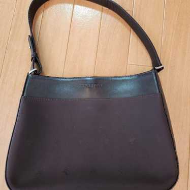 Burberry shoulder bag in brown.