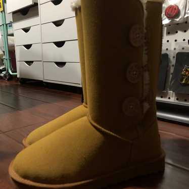 UGG BOOTS NWOT NEVER WORN