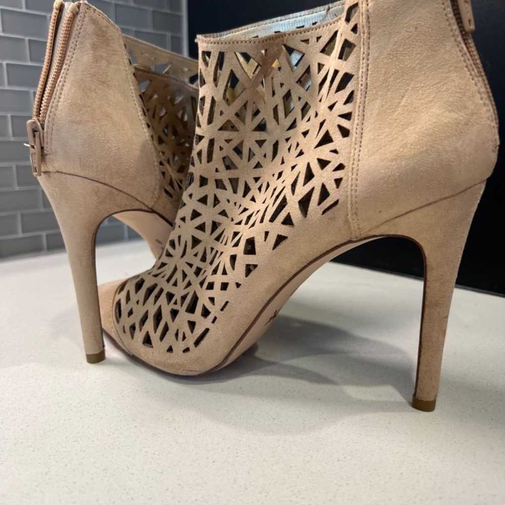 NEW BCBGeneration 4” cutout beige ankle boots siz… - image 3