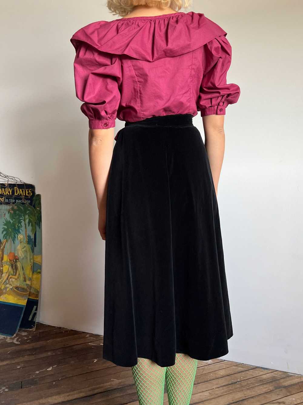 Vintage 1940s 1950s Black Velvet Skirt with Drama… - image 4