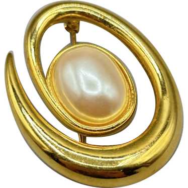 Vintage 1980s Monet Gold Tone & Faux Pearl Brooch 