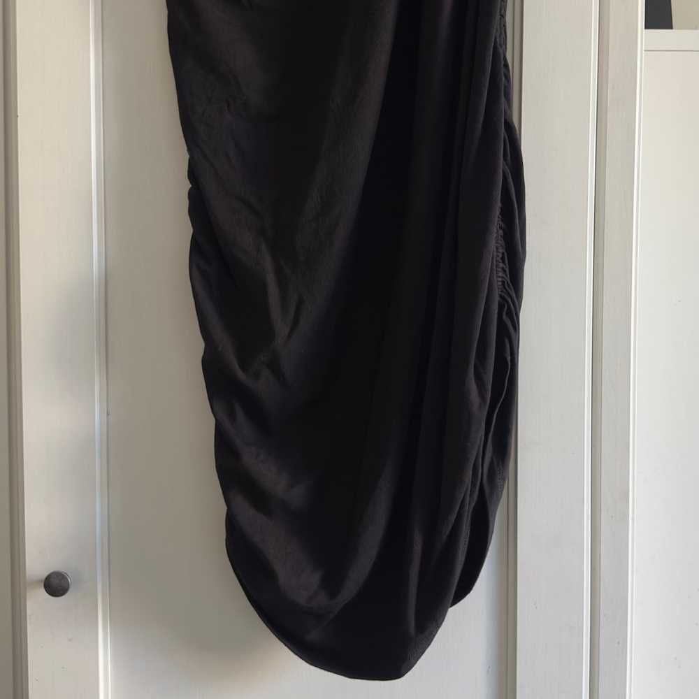 Good American Ruched One Shoulder Dress in Black … - image 3