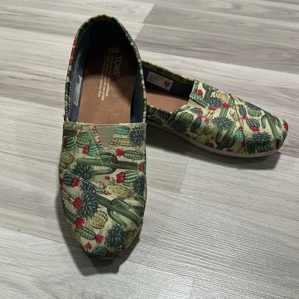 TOMS Women’s Green Cactus Print Loafers Size 8.5 - image 1