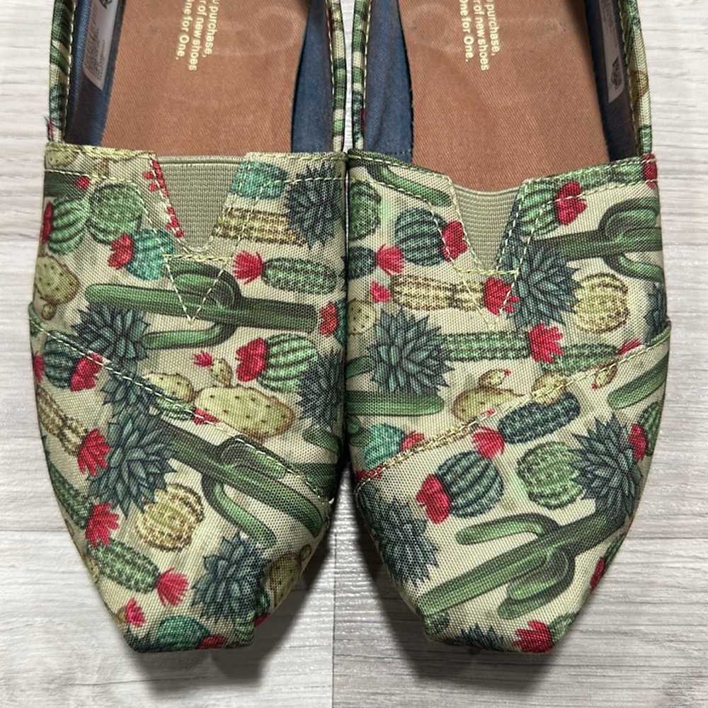 TOMS Women’s Green Cactus Print Loafers Size 8.5 - image 2