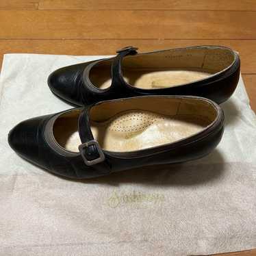 Yoshinoya black leather pumps with straps - image 1