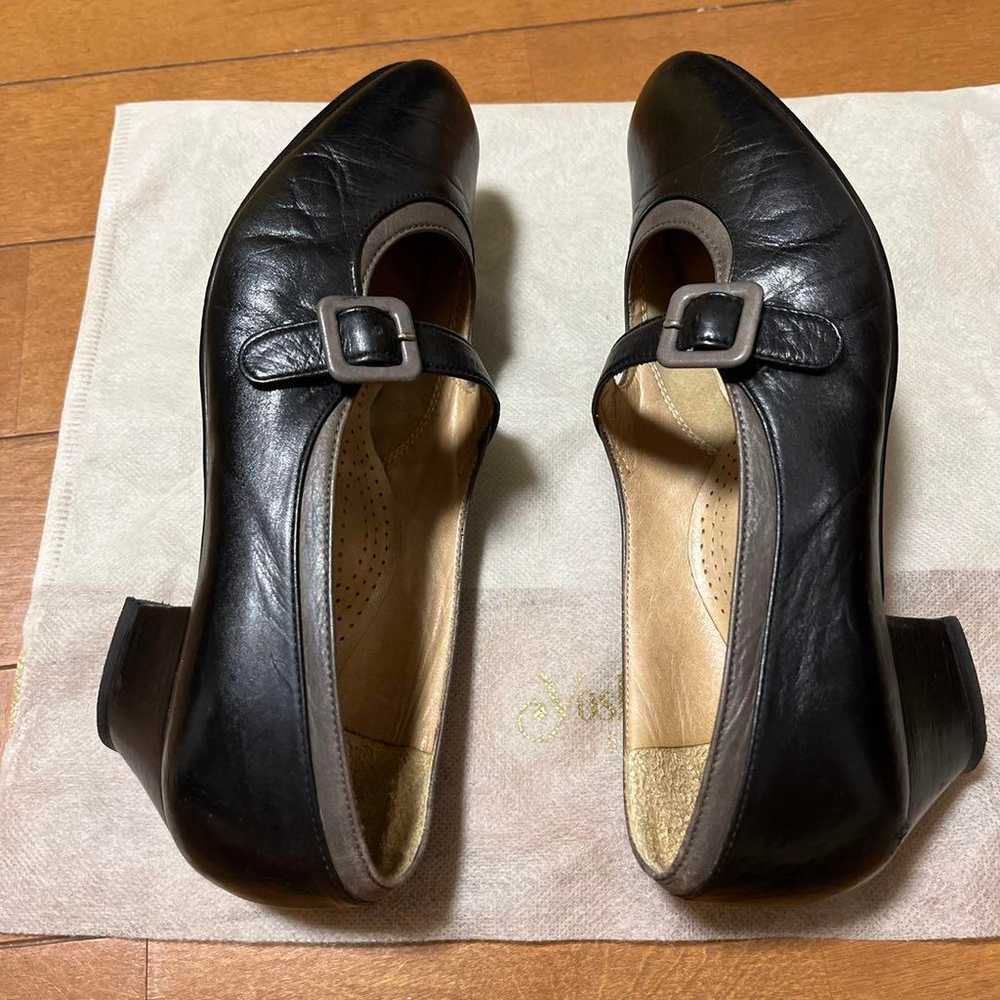 Yoshinoya black leather pumps with straps - image 4