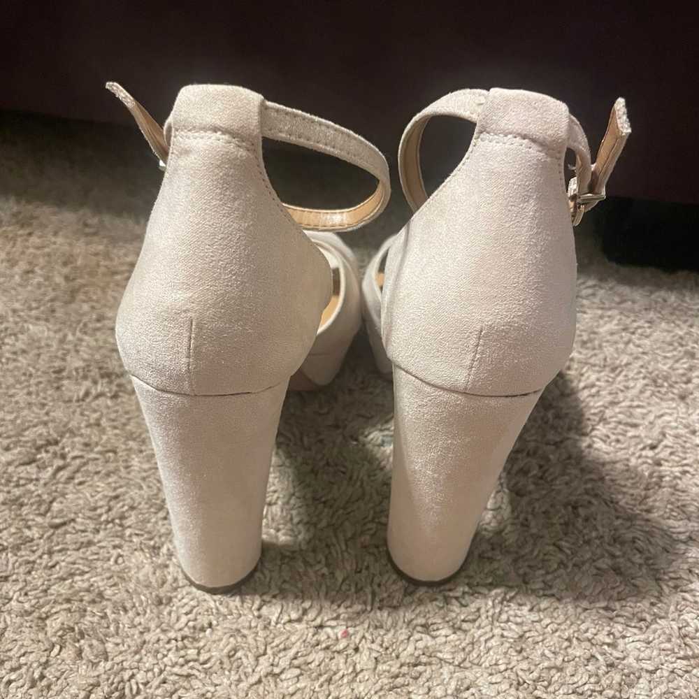 Jessica Simpson microsuede beige heels size 7 - image 6