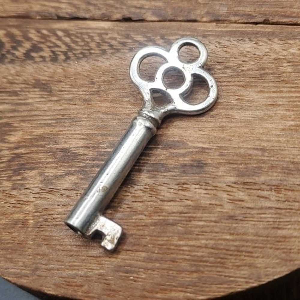 Edwardian skeleton key pendant - image 1