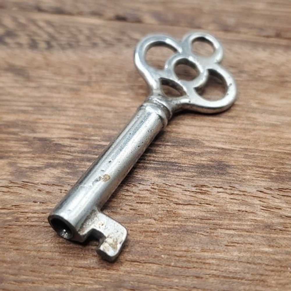 Edwardian skeleton key pendant - image 2