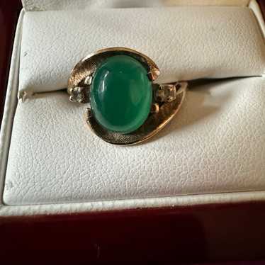 10k solid yellow gold and green stone ring