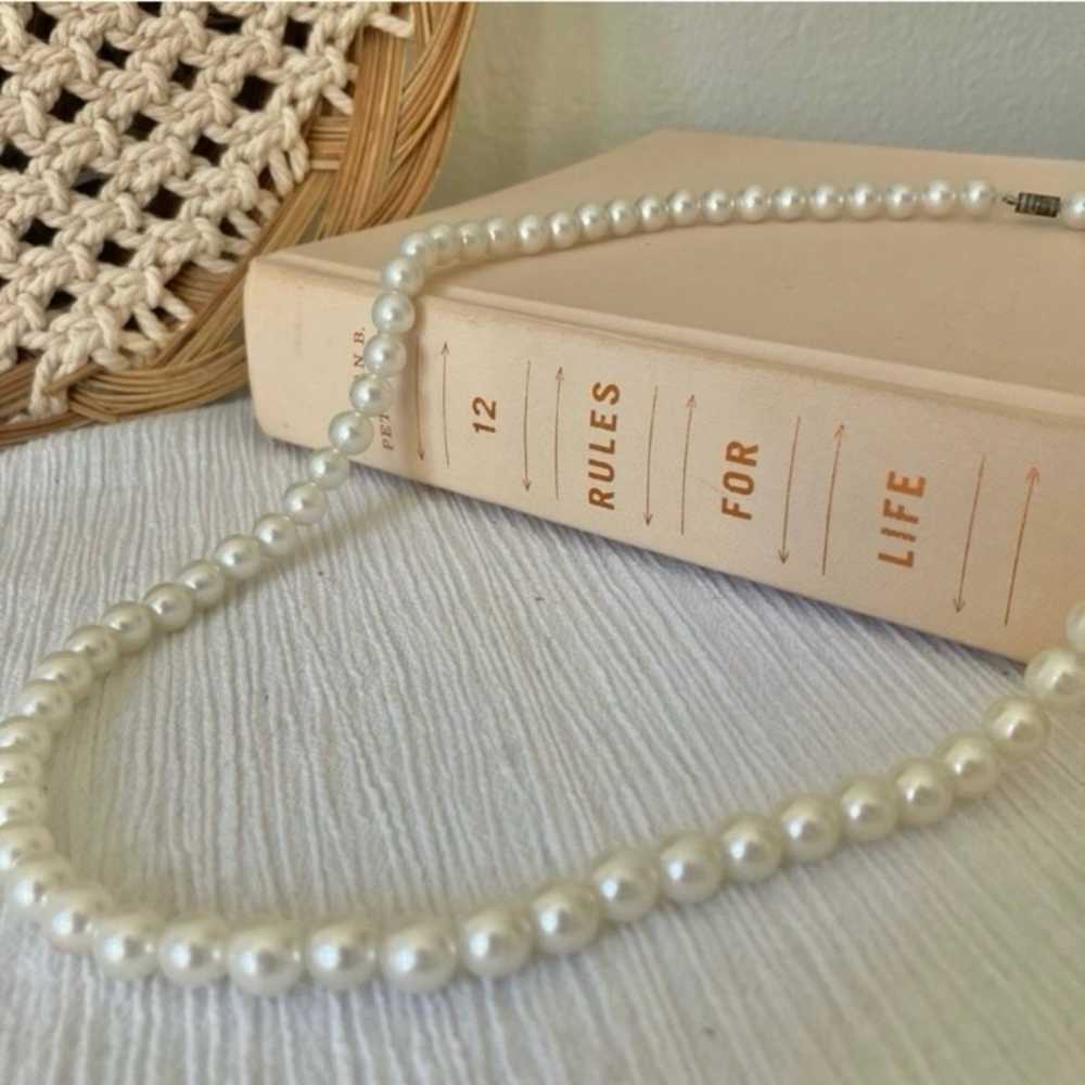 White Pearl Necklace Vintage “Dierdre” 23.5” Clas… - image 1