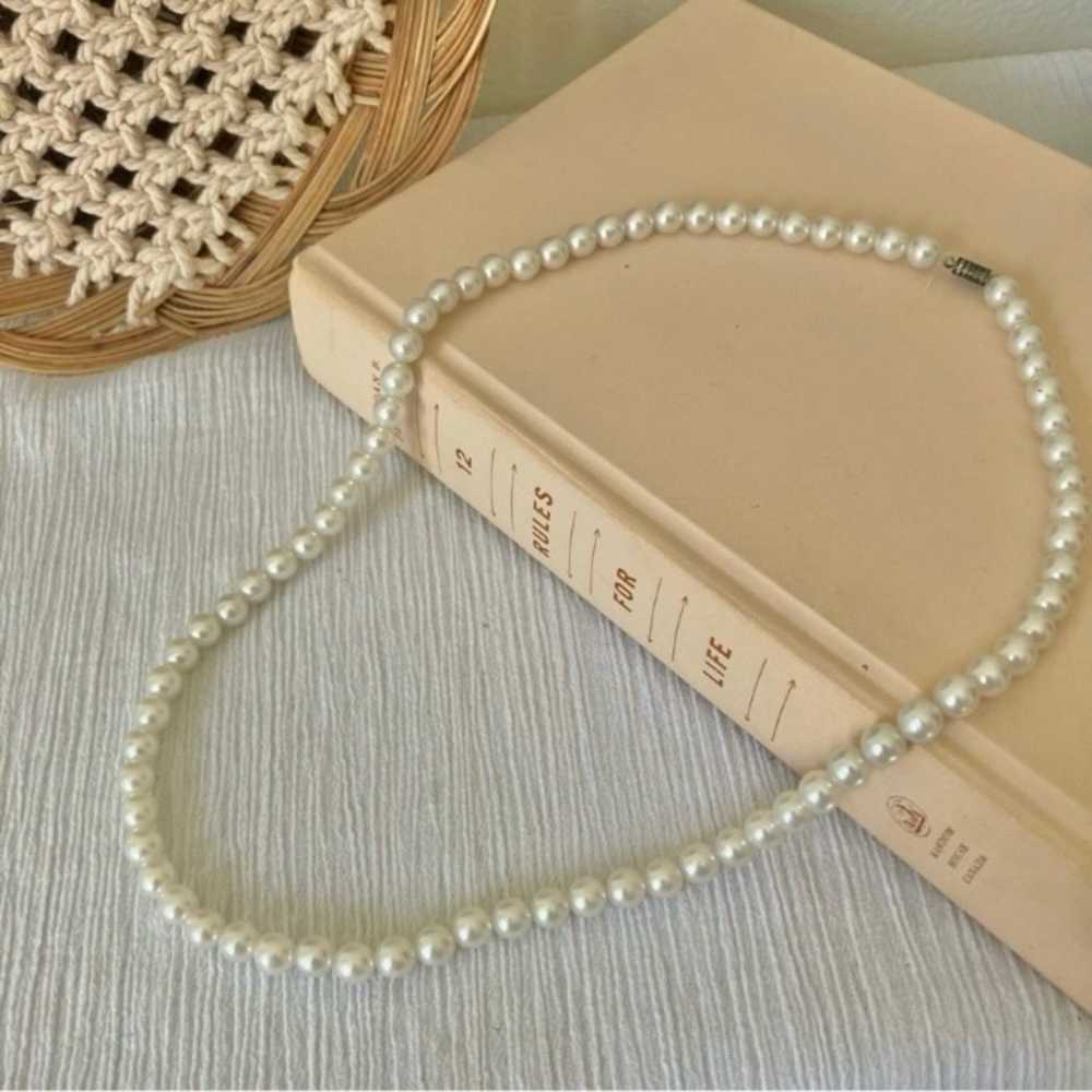 White Pearl Necklace Vintage “Dierdre” 23.5” Clas… - image 5