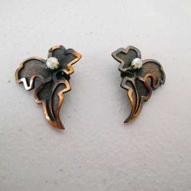 Vintage Copper Ivy Leaf Pearl Clip on Earrings - image 1