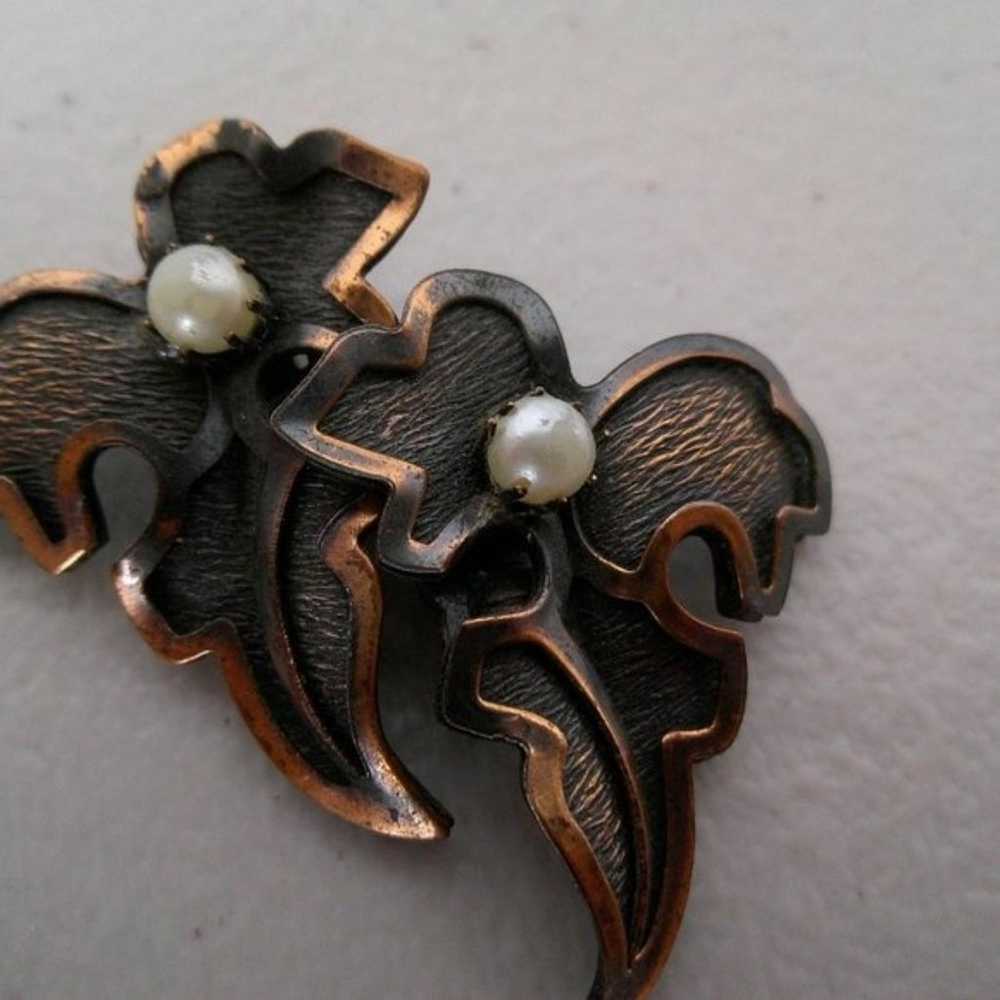 Vintage Copper Ivy Leaf Pearl Clip on Earrings - image 3