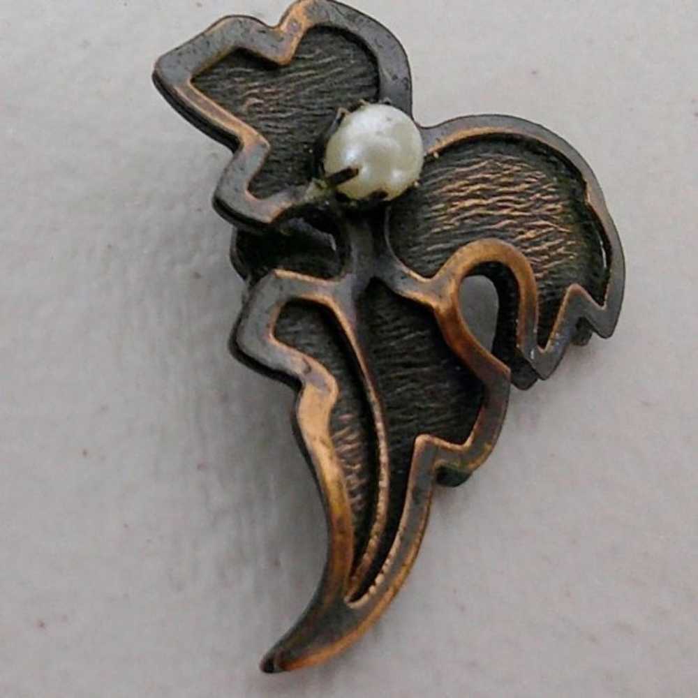 Vintage Copper Ivy Leaf Pearl Clip on Earrings - image 4