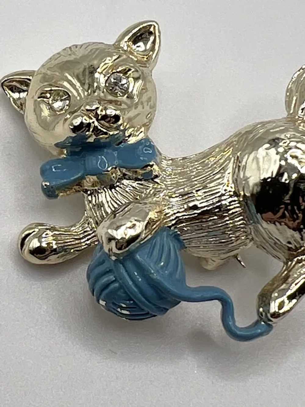 Vintage Gold Tone Figural Kitty With Blue Yarn Pin - image 3