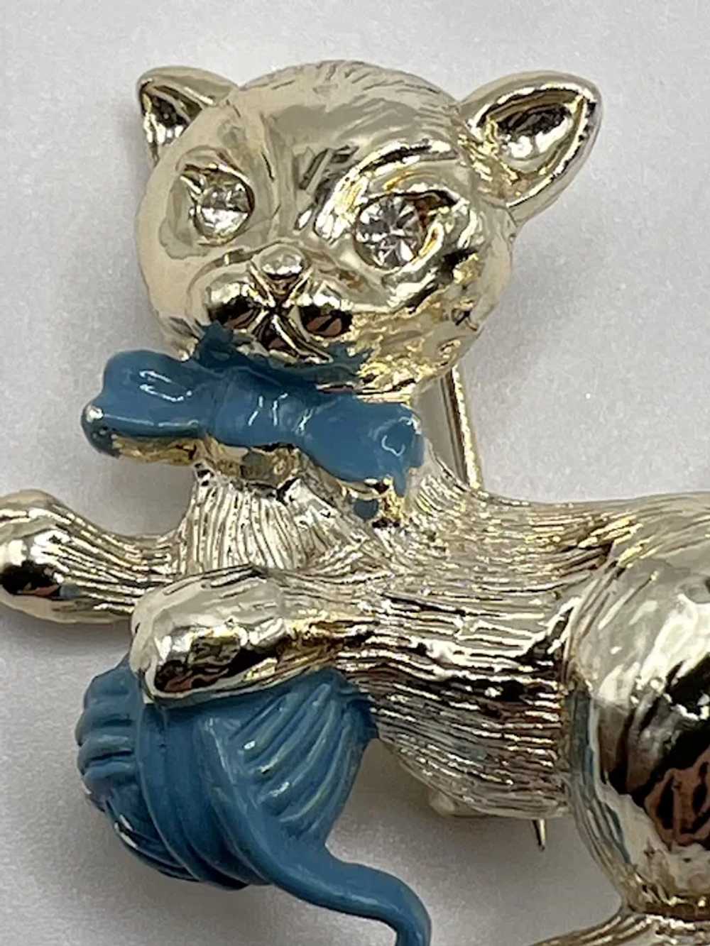 Vintage Gold Tone Figural Kitty With Blue Yarn Pin - image 4