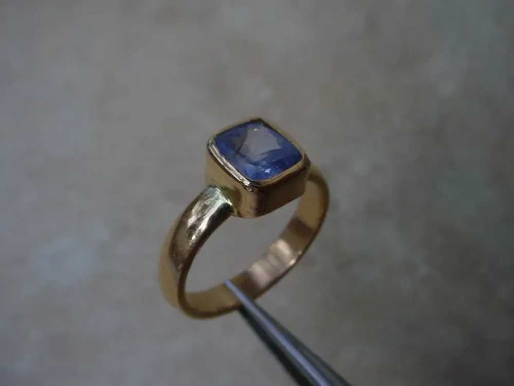 2.5 Carat Unheated Sapphire in 18K gold ring. - image 2