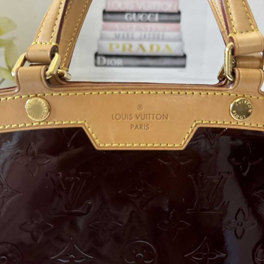 Louis Vuitton Bréa patent leather handbag - image 9