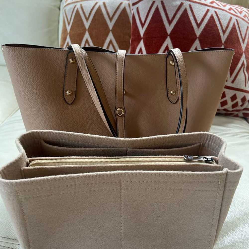 Excellent condition Coach tote bag in beige leath… - image 12