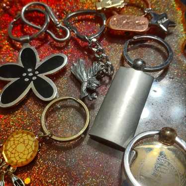 Vintage Really adorable lot of vintage metal keyc… - image 1