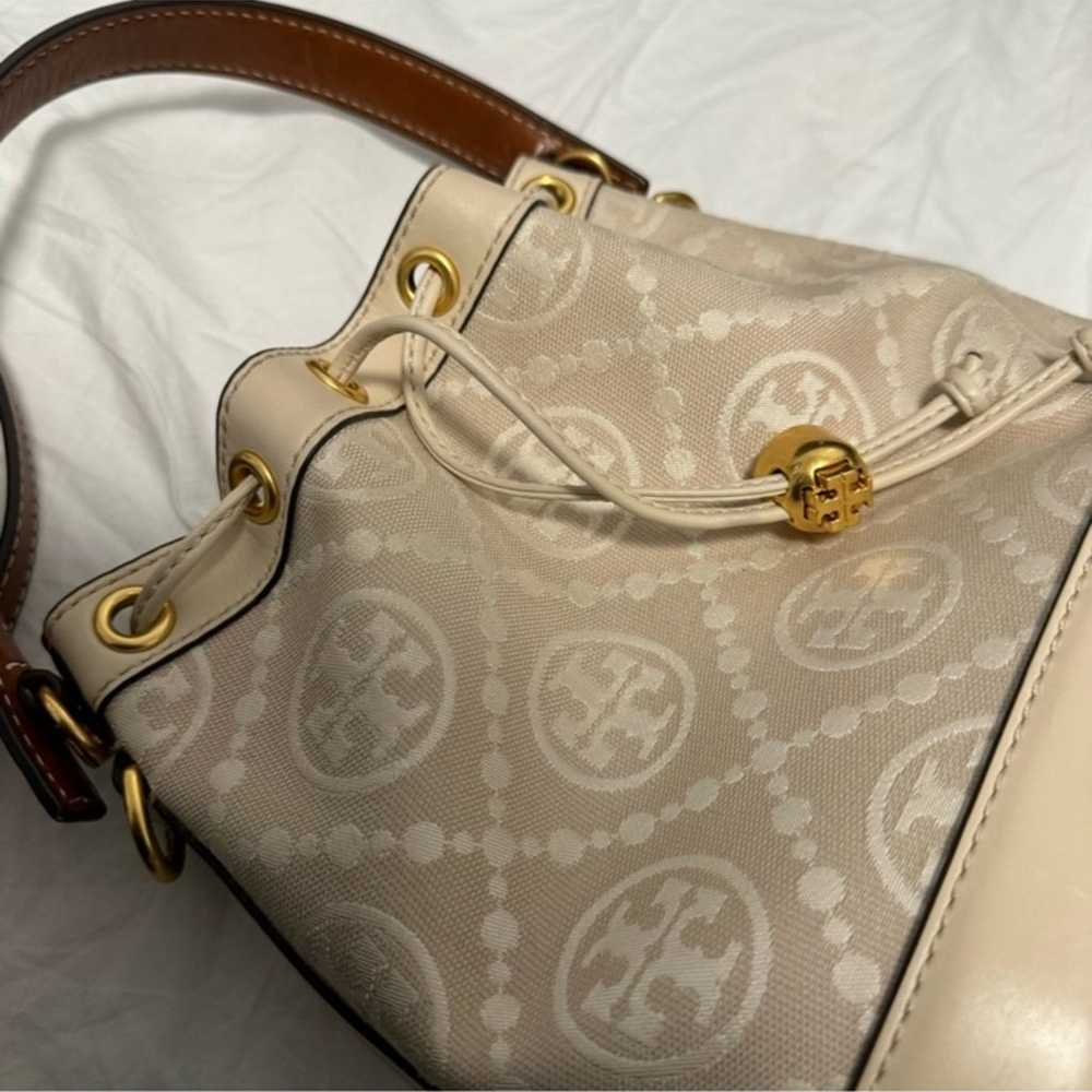 Tory burch t monogram bucket bag - image 4