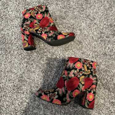 Like new Floral heeled booties size 9