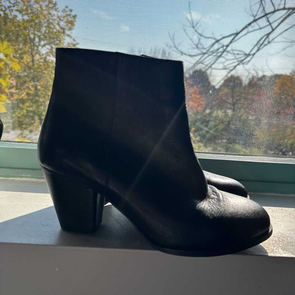 black boots size 9 - image 1