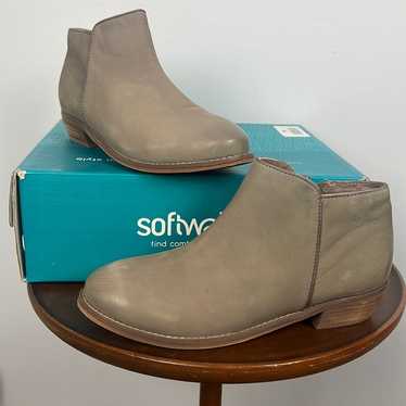 Softwalk Rocklin light grey ankle bootie size 6