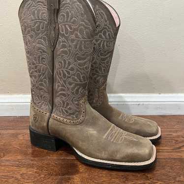 Ariat women boots size 6