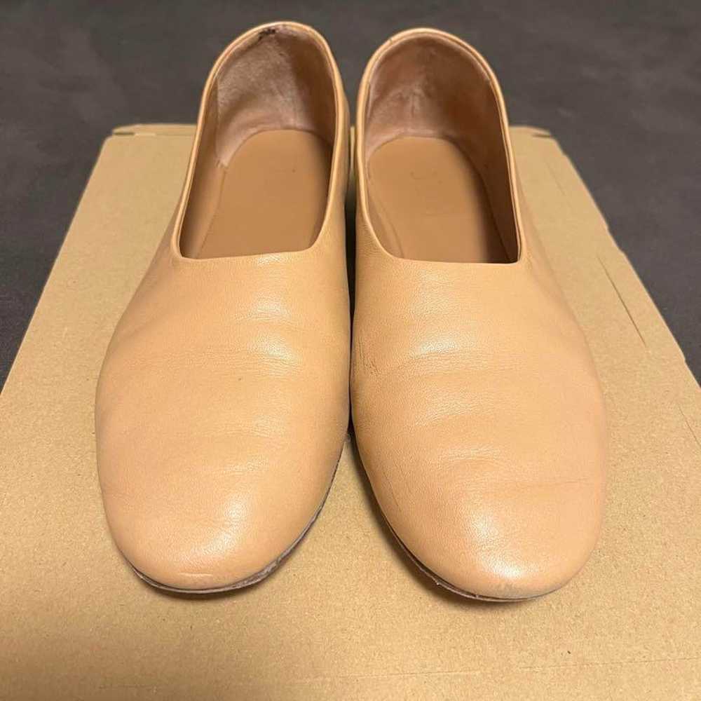 Beige leather flat shoes - image 1