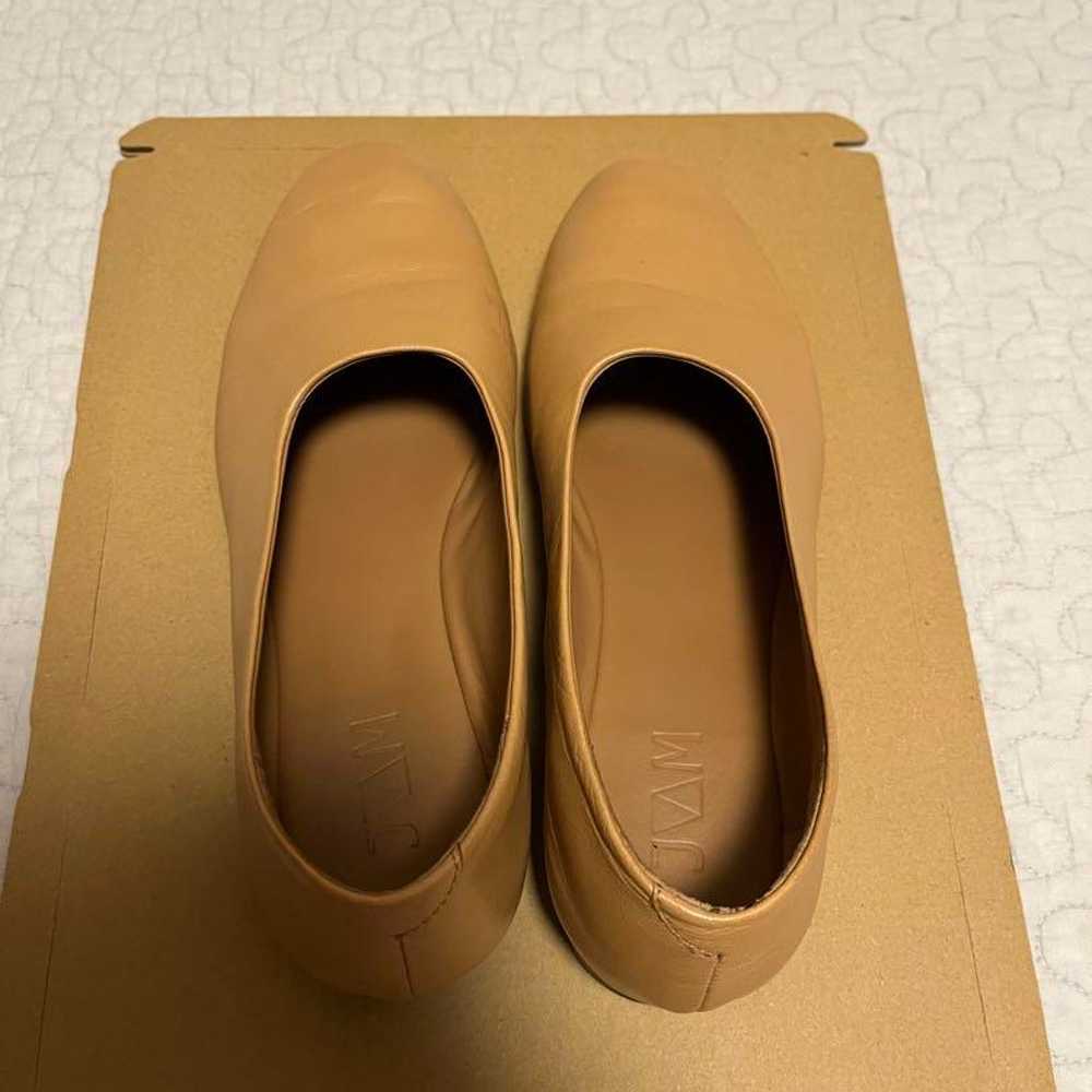 Beige leather flat shoes - image 3