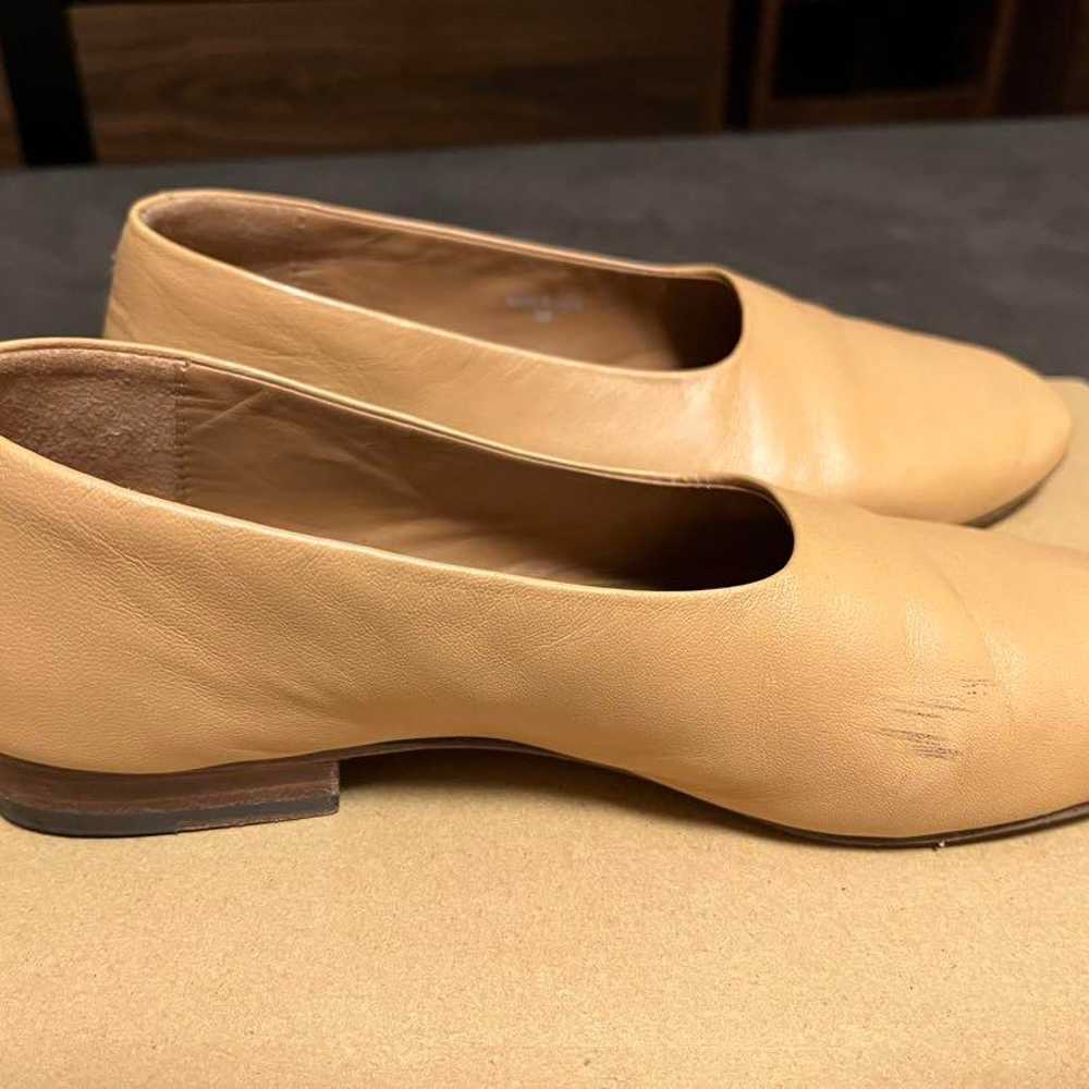 Beige leather flat shoes - image 4