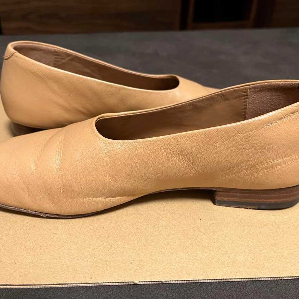 Beige leather flat shoes - image 5