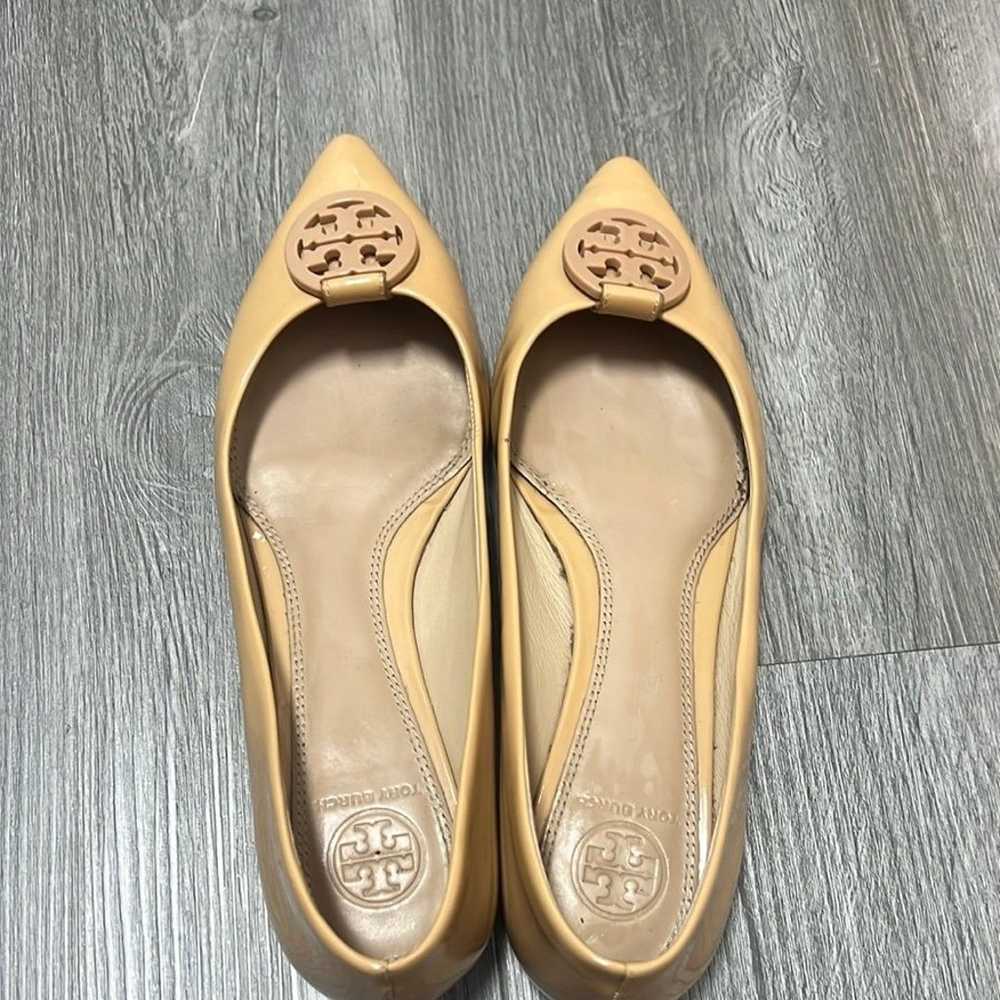 Tory Burch woman’s patterned leather pointy flats… - image 3