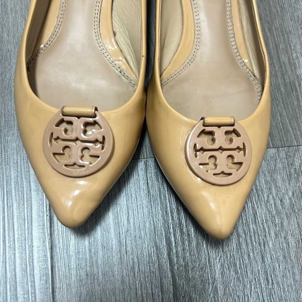 Tory Burch woman’s patterned leather pointy flats… - image 4