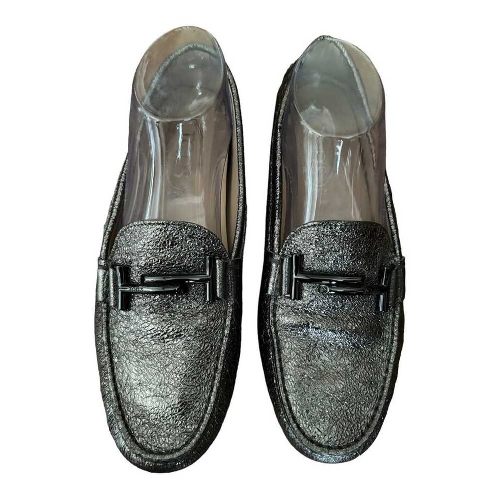 TOD'S Double T metallic cracked-leather loafers w… - image 7